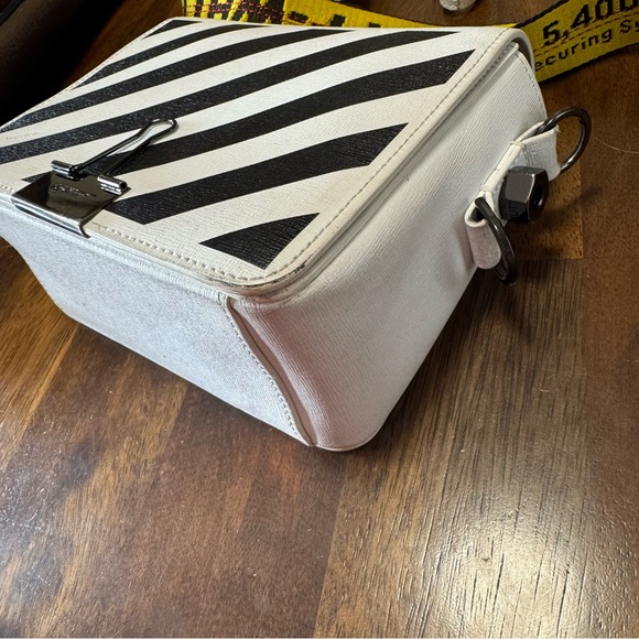 Preloved Off White Diagonal Flap Bag - Picture 8 of 16